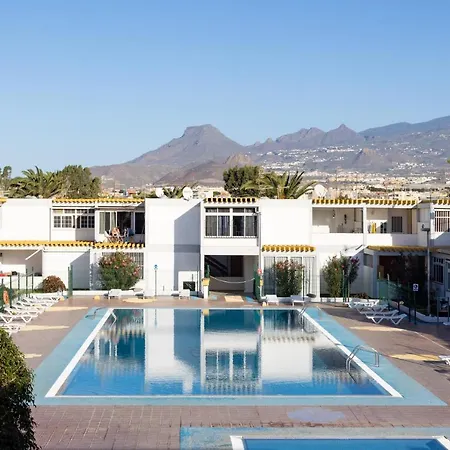 Home2book Modern & Pool דירה *