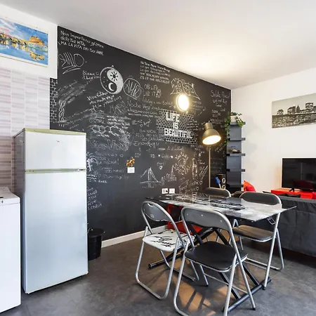Home2book Modern & Pool דירה *